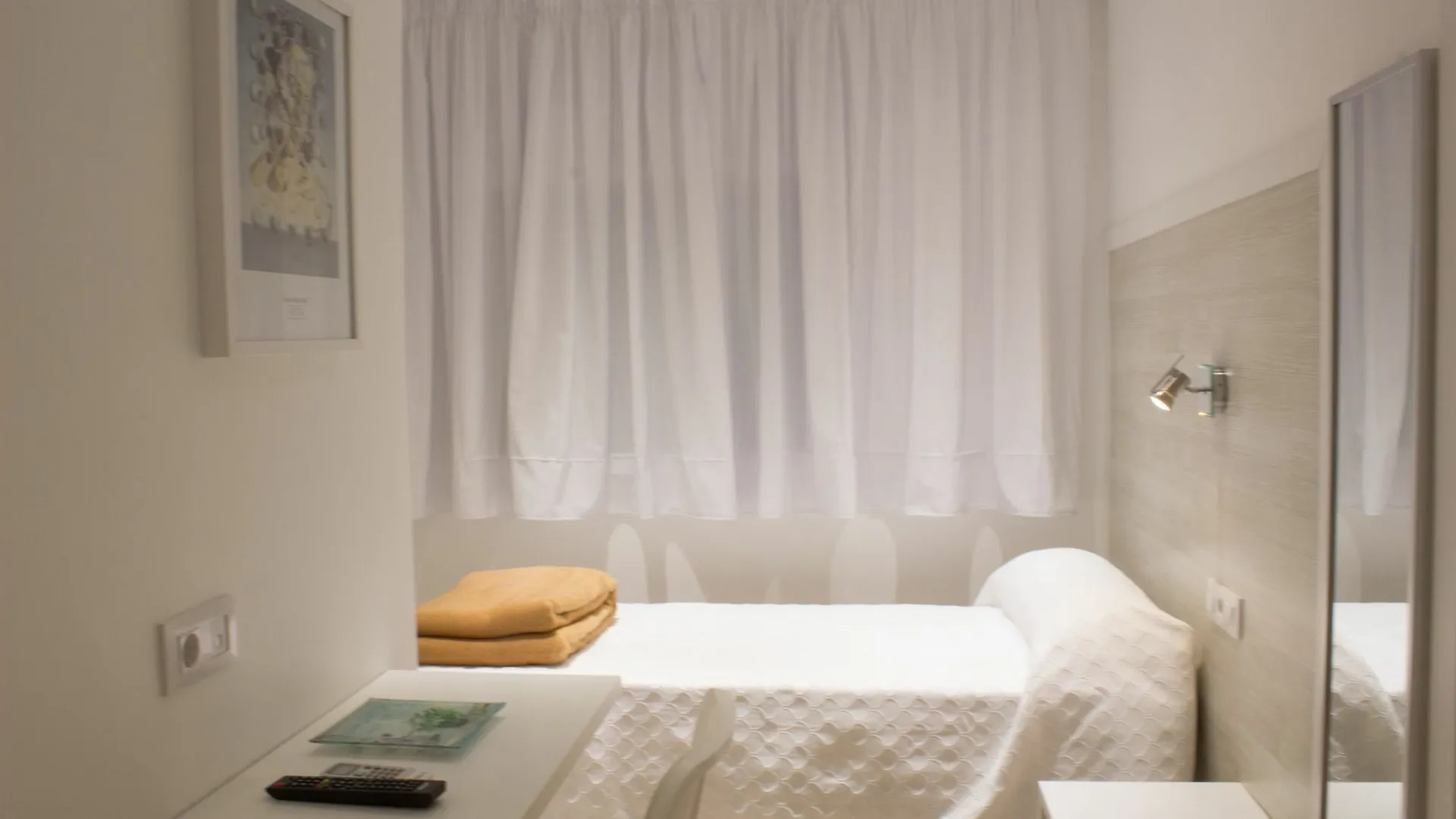 Hostal Nova Barcelona 2*,  Spain